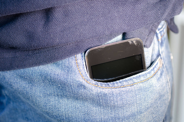 lähikuva älypuhelimen taskussa sininen farkut - Valokuva, kuva