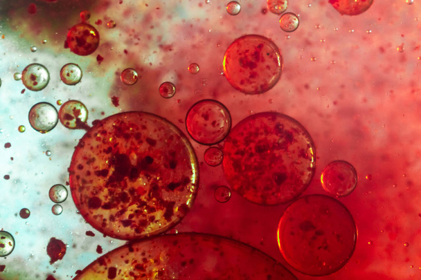 Rotes Coronavirus-Mikroskop, Bakterien, Krankheiten, Mikroorganismen. Kopierraum in Großaufnahme - Foto, Bild