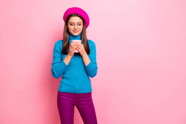 Portrét okouzlující vysněný dívka držet horký kofein nápoj vychutnat vůni aroma nosit dobře vypadající outfit izolované přes růžové pastelové barvy pozadí - Fotografie, Obrázek