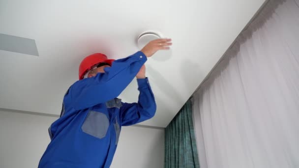 Техник регулирует распылитель воздуха на потолке. Мужчина показывает пальцы вверх улыбаясь
 - Кадры, видео