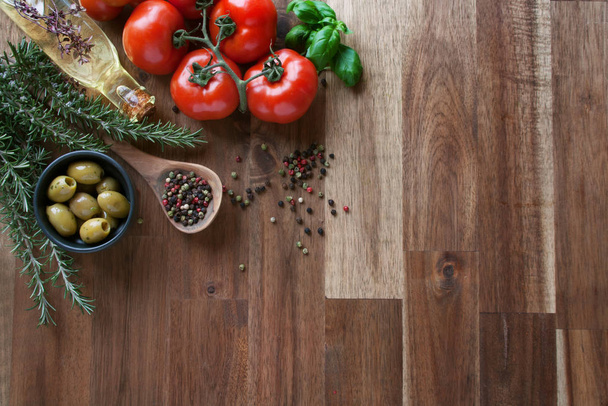 Zátiší se zeleninou, bylinkami a kořením pro italskou kuchyni - Fotografie, Obrázek