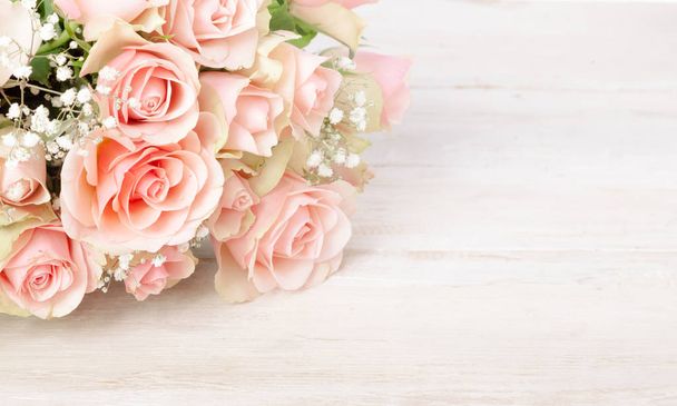Delicate bouquet of fresh pink roses on a textured white wood background with copy space for your Valentines, Mothers Day, anniversary or birthday wishes - Foto, Imagen