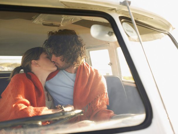 Couple kissing  in van - Valokuva, kuva