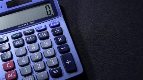 Calculando con una calculadora doméstica diferentes operaciones
 - Metraje, vídeo
