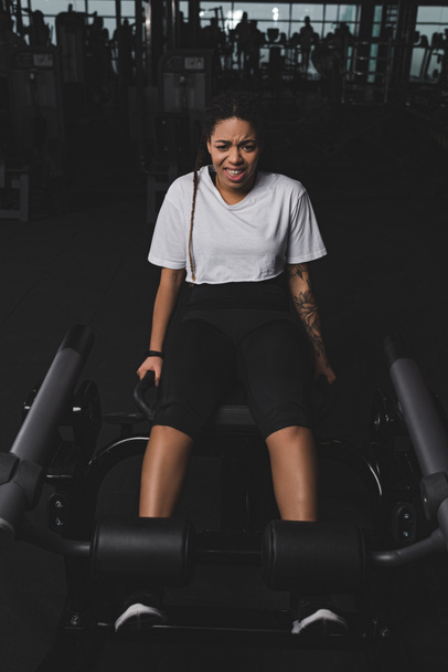 Femme afro-américaine faire de l'exercice pour les abdos dans la salle de gym
 - Photo, image