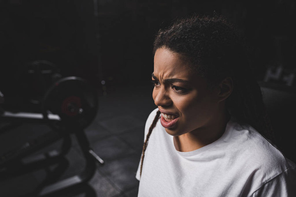 Emocjonalna Afroamerykanka ćwiczy na siłowni  - Zdjęcie, obraz