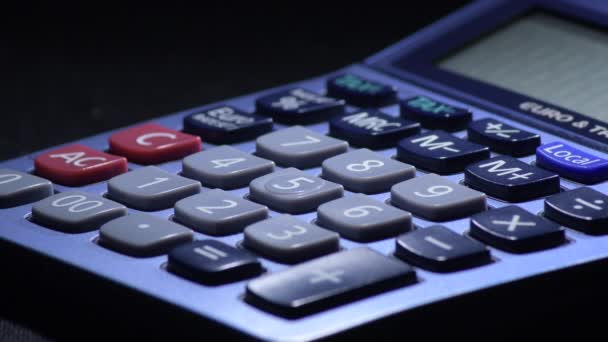 Praca z kalkulatorem domowym różne operacje - Materiał filmowy, wideo