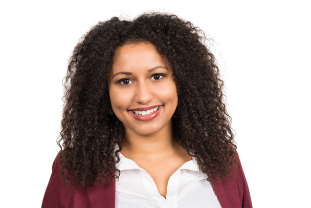foto em tempo integral de uma jovem mulher sorridente com cabelo escuro encaracolado (afro
) - Foto, Imagem