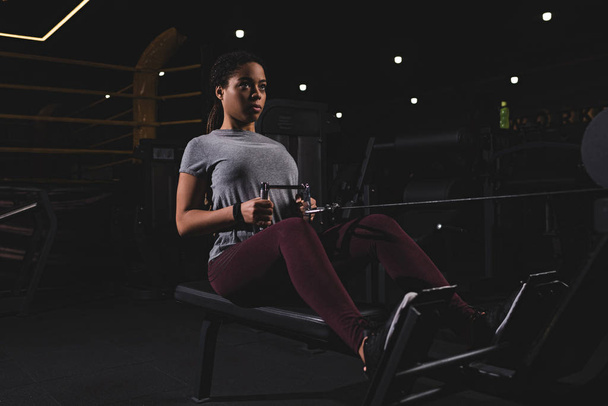athletic african american sportswoman exercising in gym  - Foto, Imagem