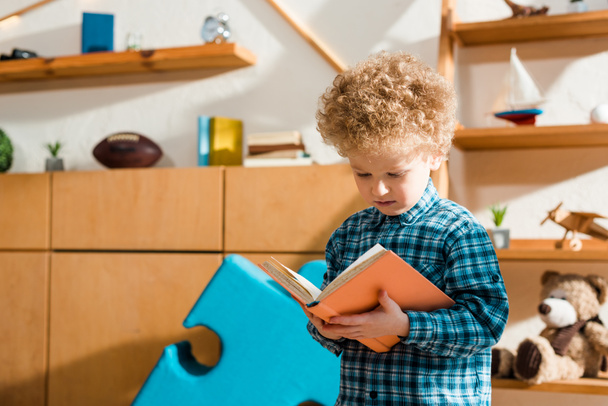 imádnivaló és okos gyermek olvasókönyv otthon - Fotó, kép