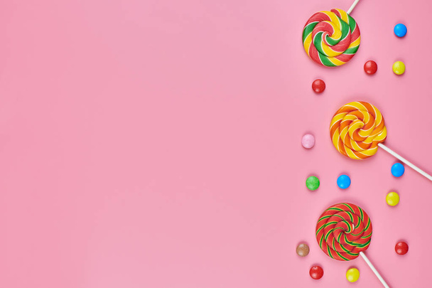 Sweet lollipops and candy on pink background - Φωτογραφία, εικόνα