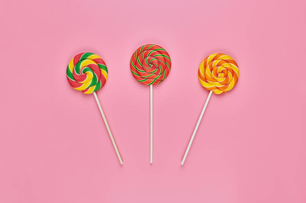 Sweet lollipops on pink background - Foto, Bild