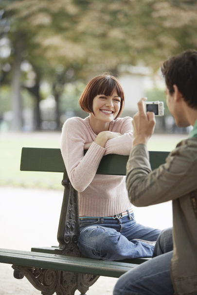 Man photographing smiling woman - Zdjęcie, obraz