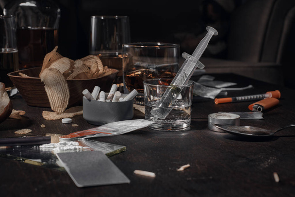 Drugs and alcohol on the table - Фото, зображення