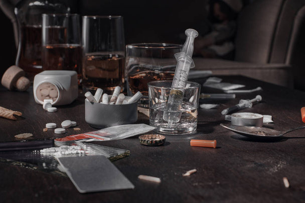 Drugs and alcohol on the table - Foto, immagini