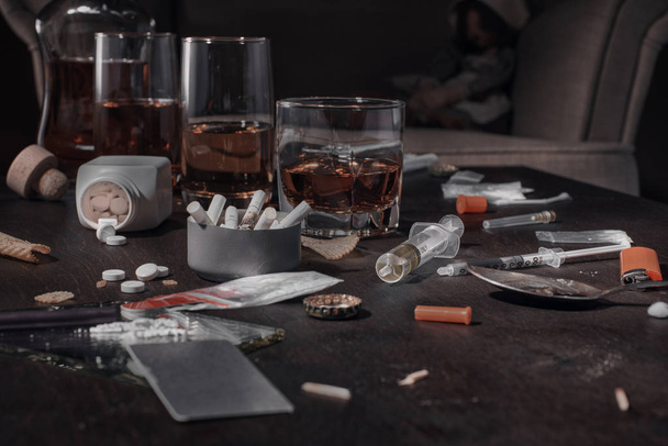 Drugs and alcohol on the table - Foto, Imagem