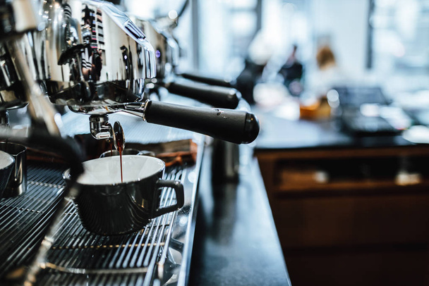 Pohled na baristu při přípravě kávy v kavárně - Fotografie, Obrázek