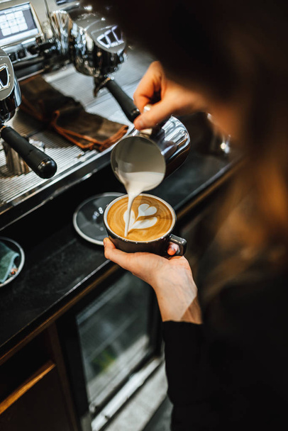Uitzicht op barista koffie zetten in de coffeeshop - Foto, afbeelding
