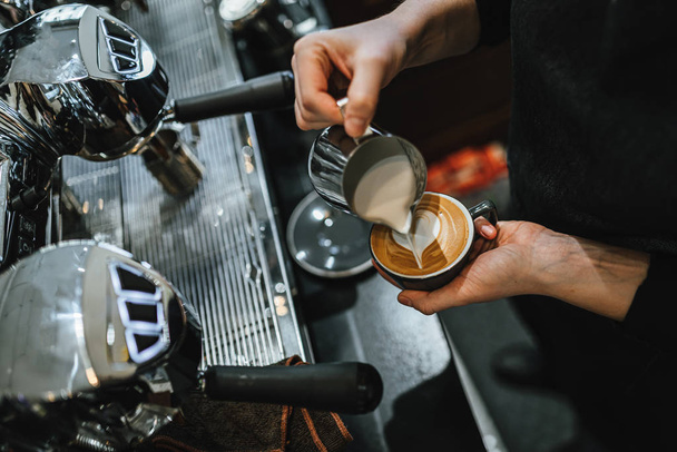 Вид на бариста, делающего кофе в кофейне
 - Фото, изображение