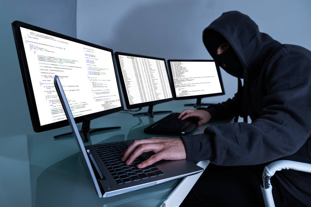 Hacker Stealing Data On Multiple Computers And Laptop - Valokuva, kuva