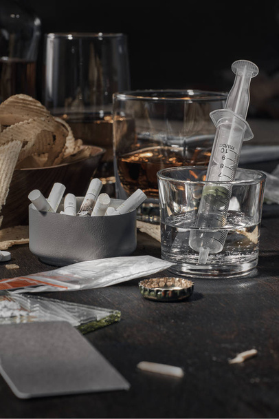 テーブルの上の薬とアルコール - 写真・画像