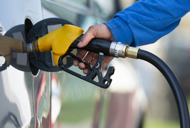 Hombre llenando combustible de gasolina en la boquilla de retención del coche
 - Foto, Imagen