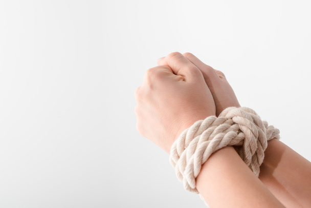 обрезанный взгляд на женщину со связанными руками, изолированными от концепции белых прав человека
  - Фото, изображение