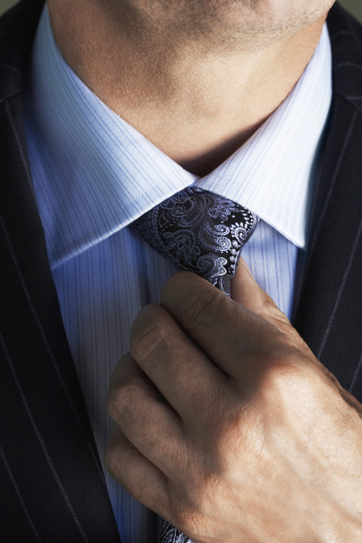 Businessman adjusting tie - Foto, Bild