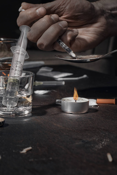 Uyuşturucu ve alkol masada. - Fotoğraf, Görsel