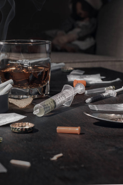 Drugs and alcohol on the table - Foto, Imagen