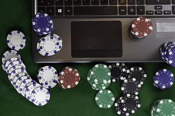 Jogar jogo de poker online a partir do laptop
 - Foto, Imagem