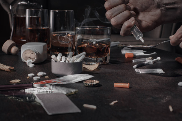 Drugs and alcohol on the table - Φωτογραφία, εικόνα