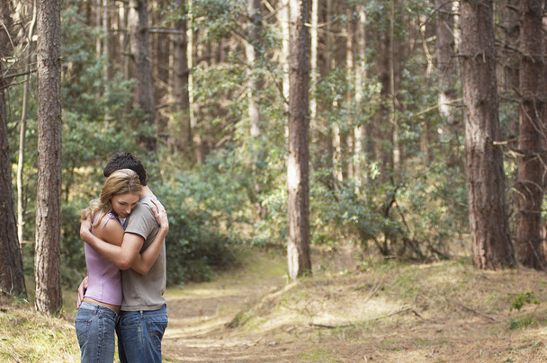 ζευγάρι στέκεται στο δάσος μονοπάτι - Φωτογραφία, εικόνα