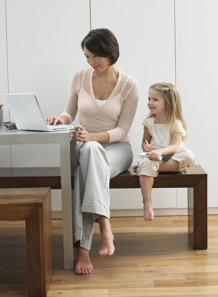 Mother showing daughter laptop - Фото, изображение