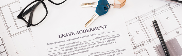 gözlük, plan ve anahtarların yanında kira sözleşmesi olan belgenin panoramik görüntüsü  - Fotoğraf, Görsel