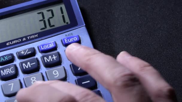 Mão masculina calculando com uma calculadora doméstica operações diferentes
 - Filmagem, Vídeo