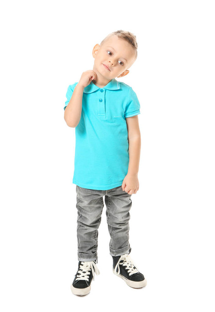 Škrábání alergický malý chlapec na bílém pozadí - Fotografie, Obrázek