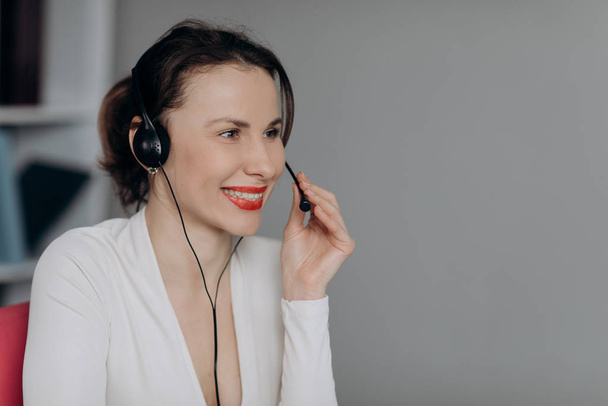 Call-centre lady employee happy of conversation with customer calling by headset - 写真・画像