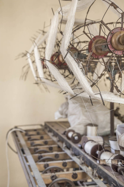 ruční stroj na výrobu hedvábných vláken z bource morušového - Fotografie, Obrázek