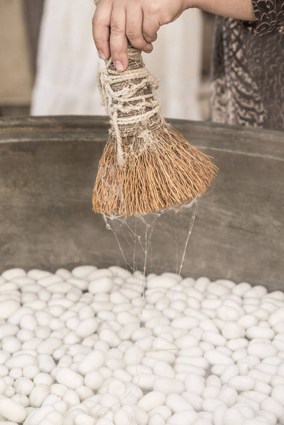 boiling silkworm cocoons to produce silk rope - Foto, Imagen
