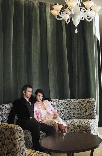 Couple sitting in hotel lobby - Фото, зображення
