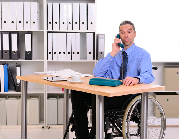 disablet business man in wheelchair is calling - Fotografie, Obrázek
