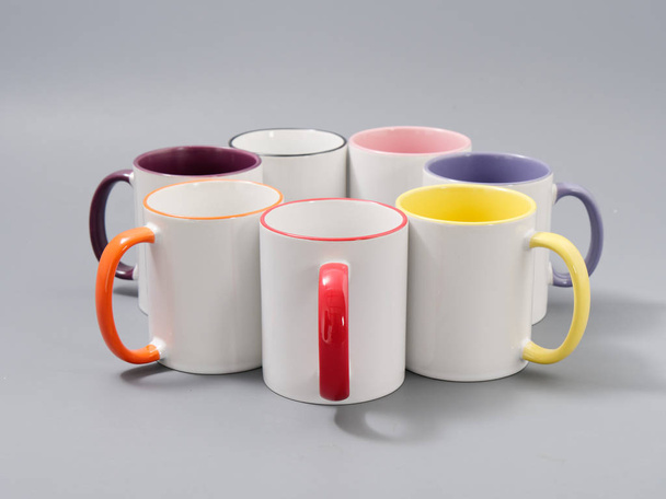 tasses colorées pour la sublimation dans la composition sur un fond gris
 - Photo, image