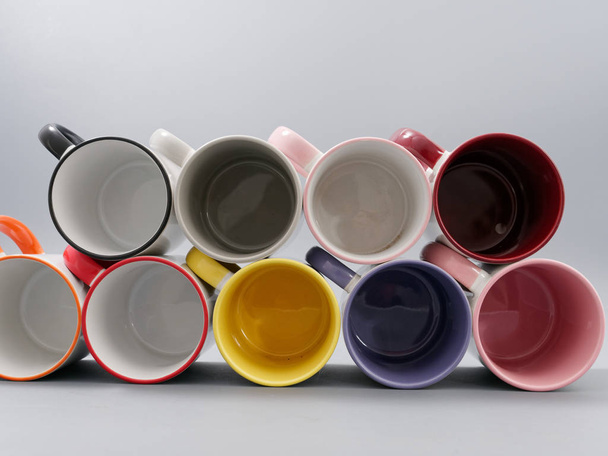 copas de colores para la sublimación en composición sobre un fondo gris
 - Foto, imagen