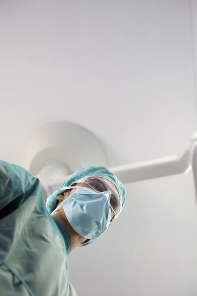 Surgeon in operating theatre personal - Foto, afbeelding