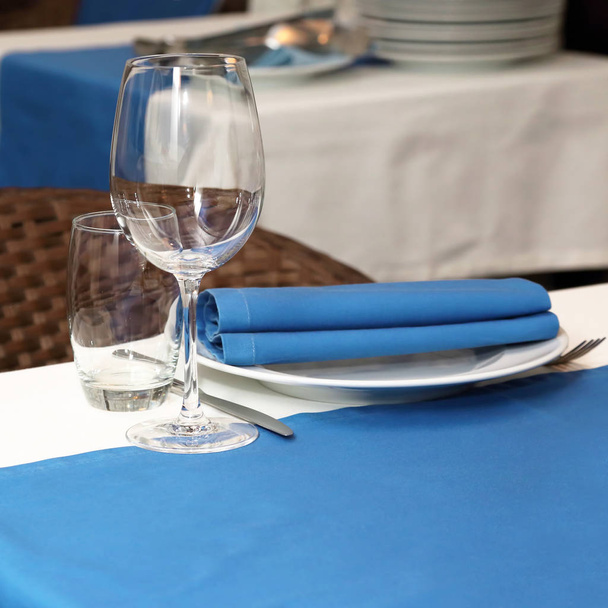 сервировка банкетного стола в ресторане в сине-белом стиле
 - Фото, изображение