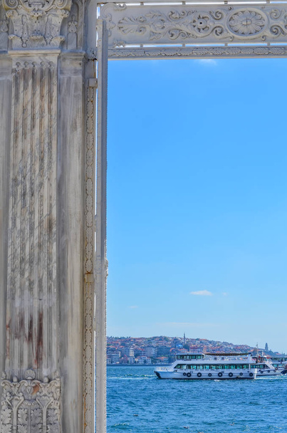 Vue sur le Bosphore et le bateau blanc à travers la porte du Palais Dolmabahche. Istanbul, Turquie
. - Photo, image