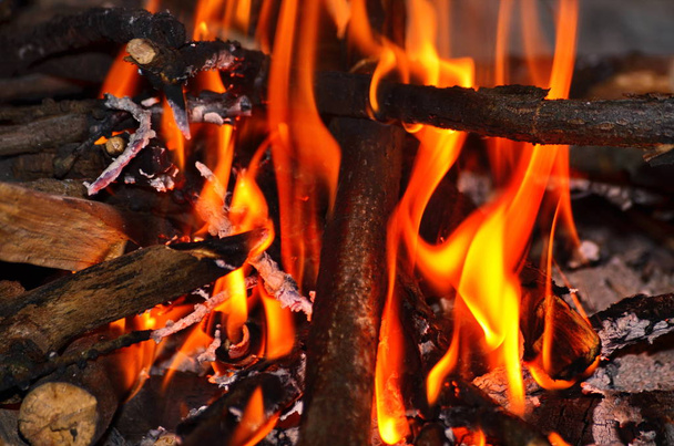 ogień pali się bardzo jasno w kominku i daje ciepło - Zdjęcie, obraz