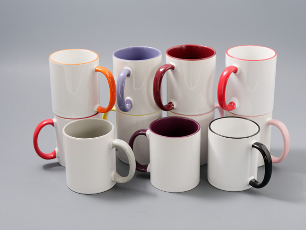 tasses colorées pour la sublimation dans la composition sur un fond gris
 - Photo, image