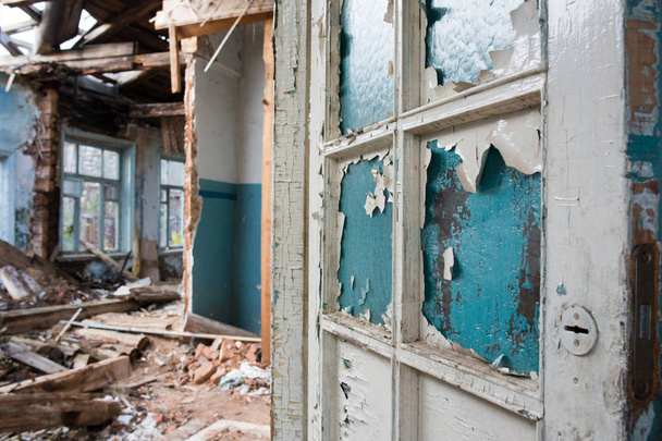 Část dveří v rozbitém starém domě - Fotografie, Obrázek